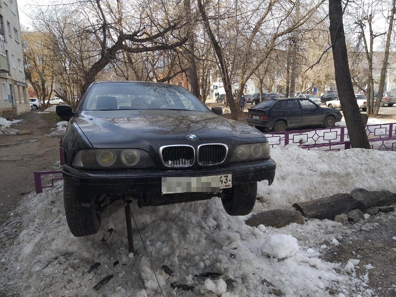 У кировской школы на глазах очевидцев BMW налетел на сугроб и ограждение