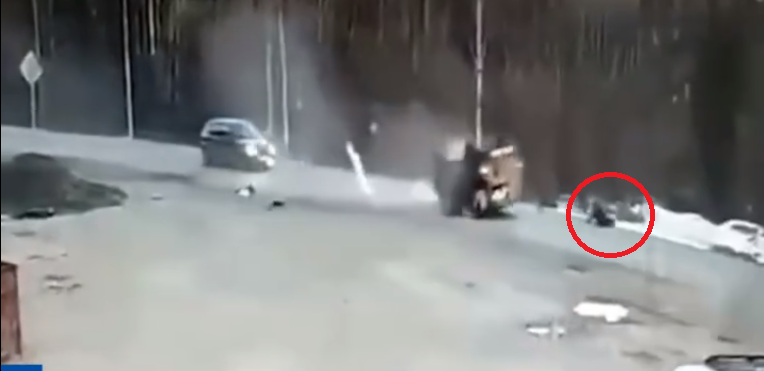 На видео попал момент, как Nissan Patrol несколько раз переворачивается на кировской трассе