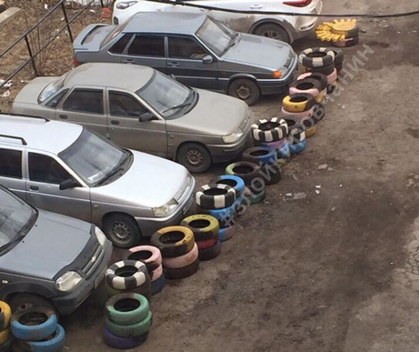 Фото дня: в кировском дворе жители перекрыли цветными покрышками выезд с «парковки»