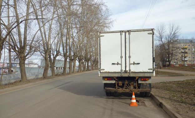 В Кирове грузовик сбил девочку-подростка: пострадавшую увезли в больницу