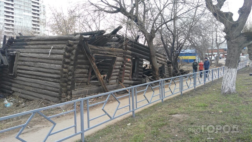 Горожане опасаются ходить мимо покосившегося дома в центре Кирова
