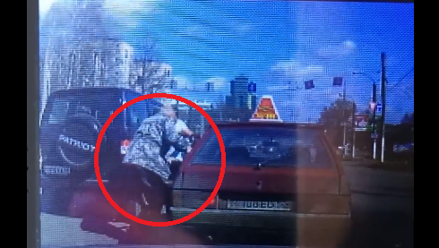 Драка водителей на улице Московской в Кирове попала на видео