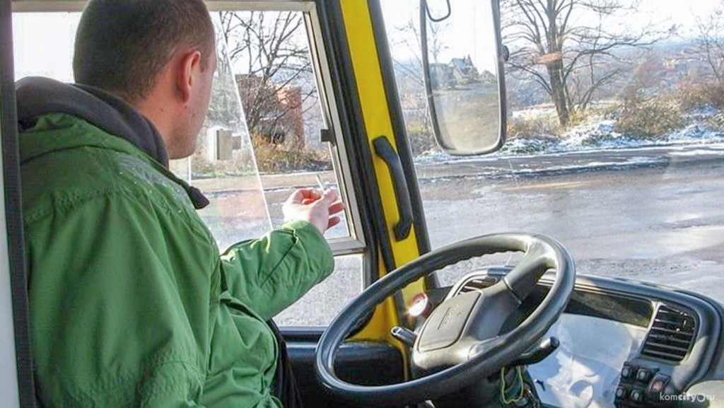 Почти 100 водителей оштрафовали за курение в кировских автобусах