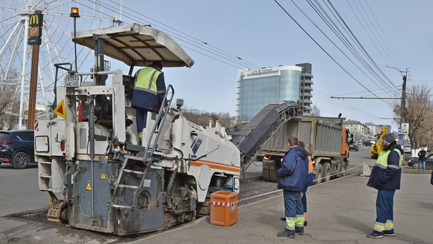 На центральных улицах Кирова начался ремонт дорог: снятый асфальт используют при ямочном ремонте