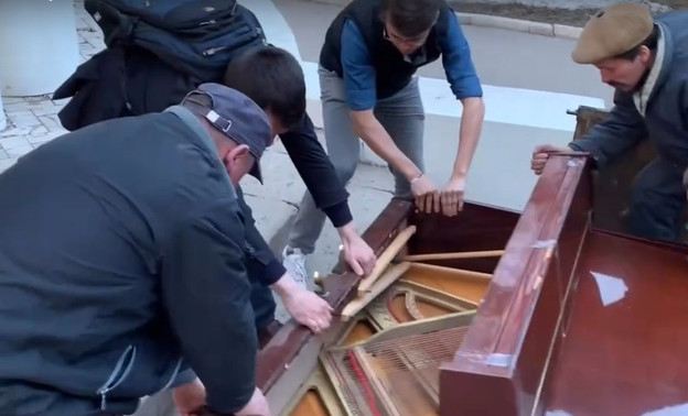 В Александровском саду поставили новое пианино