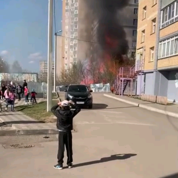 В Кирове горит заброшенное деревянное строение
