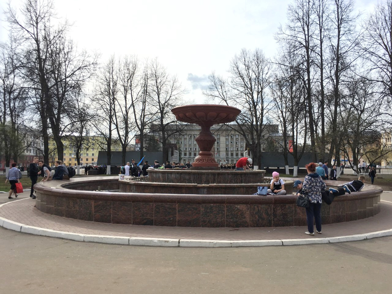 Г Киров фонтан на театральной площади 1990-