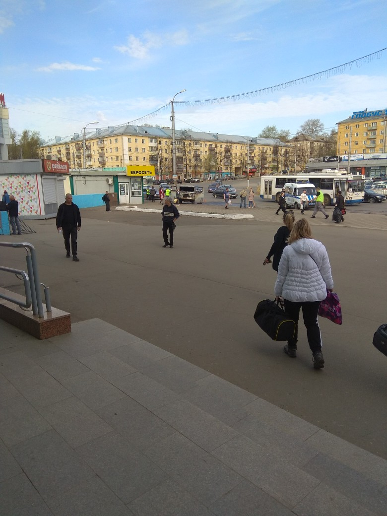 Утром в Кирове напротив железнодорожного вокзала вспыхнул УАЗ