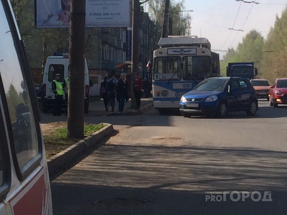 В Кирове женщина на Suzuki подрезала троллейбус: есть пострадавшие