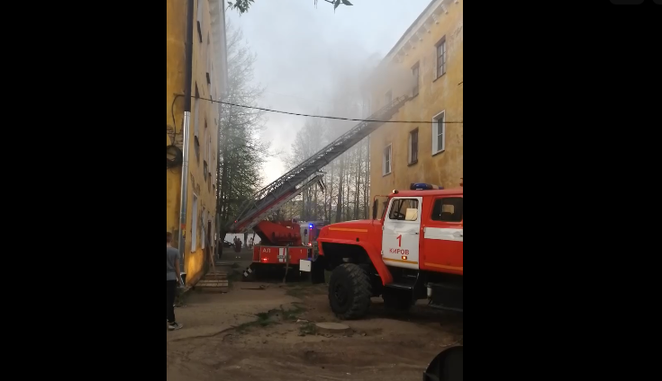 "Сказали, что живая": в Кирове откачали женщину, которая едва не задохнулась в квартире во время пожара