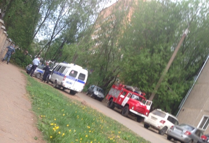 В Кирове оцеплена территория поликлиники: работают оперативные службы