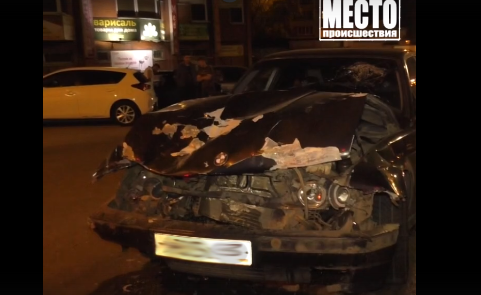 В Кирове лихач на BMW на полном ходу влетел в фуру и пробил головой лобовое стекло