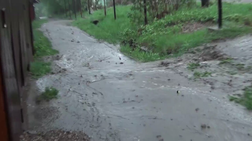 "Водой вымыло картофель": в Нолинске сняли на видео потоп после дождя