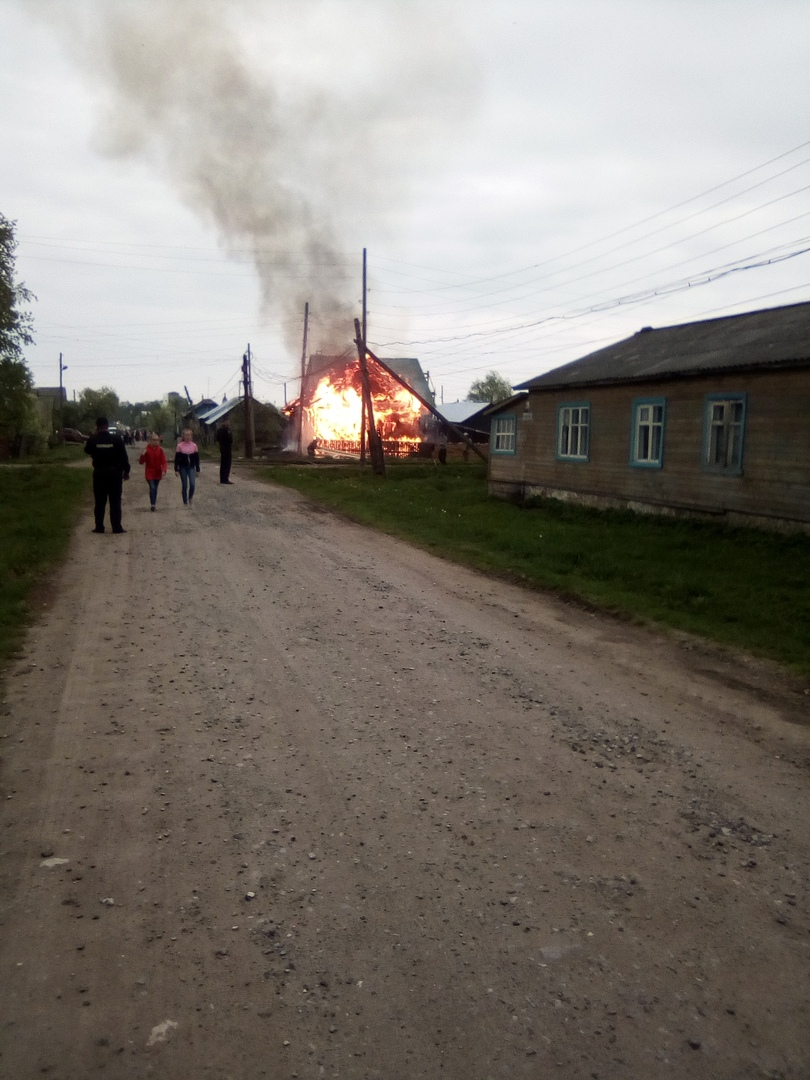 В Кировской области сгорел жилой дом: семья с ребенком осталась на улице