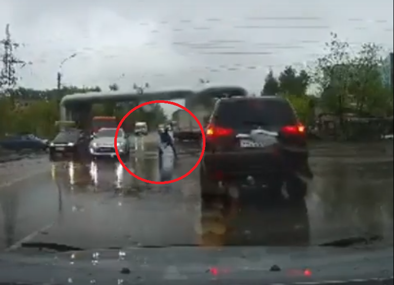 Видео: в Кирове мужчина вышел из авто и перенес ребенка через дорогу на руках