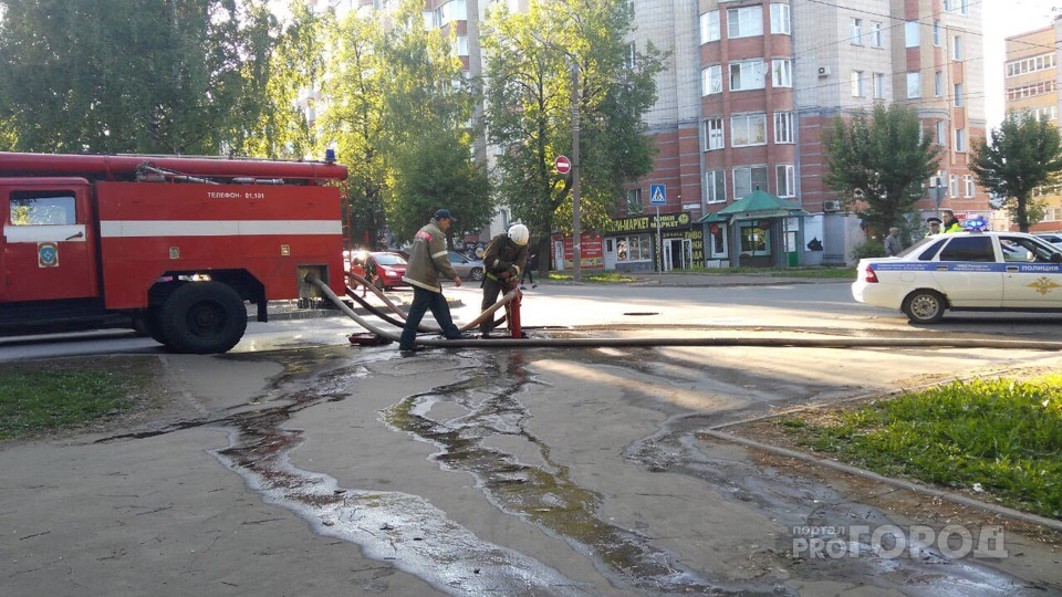 Видео: в центре Кирова пожарные тушат двухэтажный дом