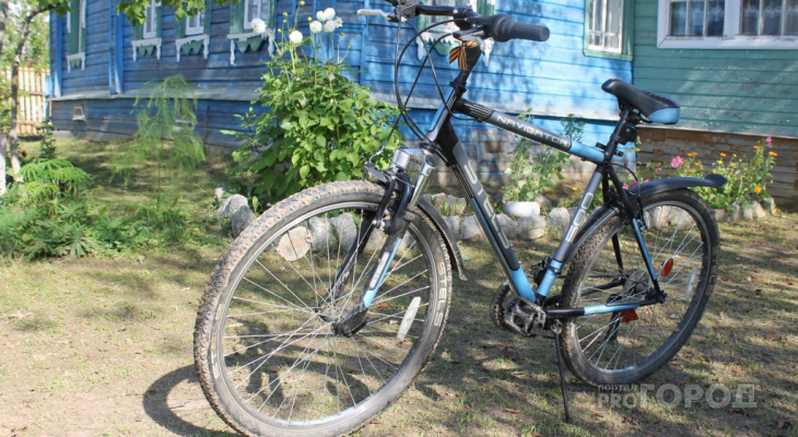 Днем в Кирове подросток отобрал у девушки дорогой велосипед