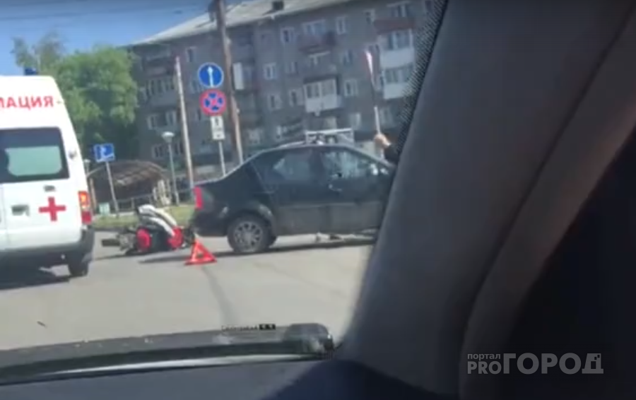 На улице Воровского Renault сбил мотоциклиста: на месте работает реанимация