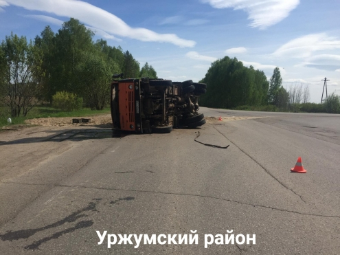 На трассе в Кировской области перевернулся КамАЗ: есть пострадавший