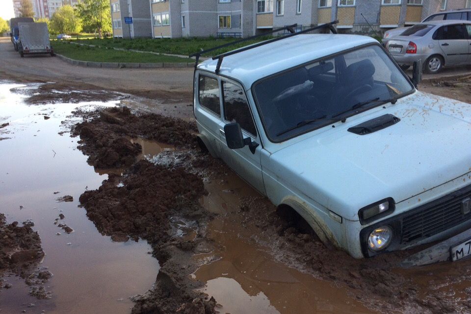 В одном из дворов Кирова внедорожник завяз в грязи: колеса провалились полностью