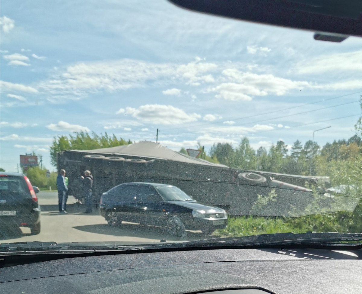 В Нововятске столкнулись два большегруза: одна из машин перевернулась