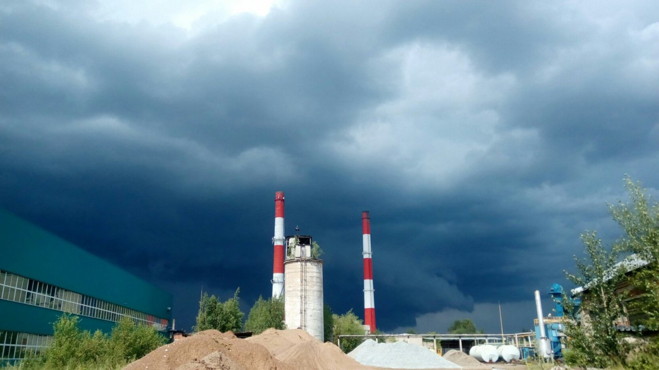 В Кирове объявлено метеопредупреждение из-за сильного ветра и гроз