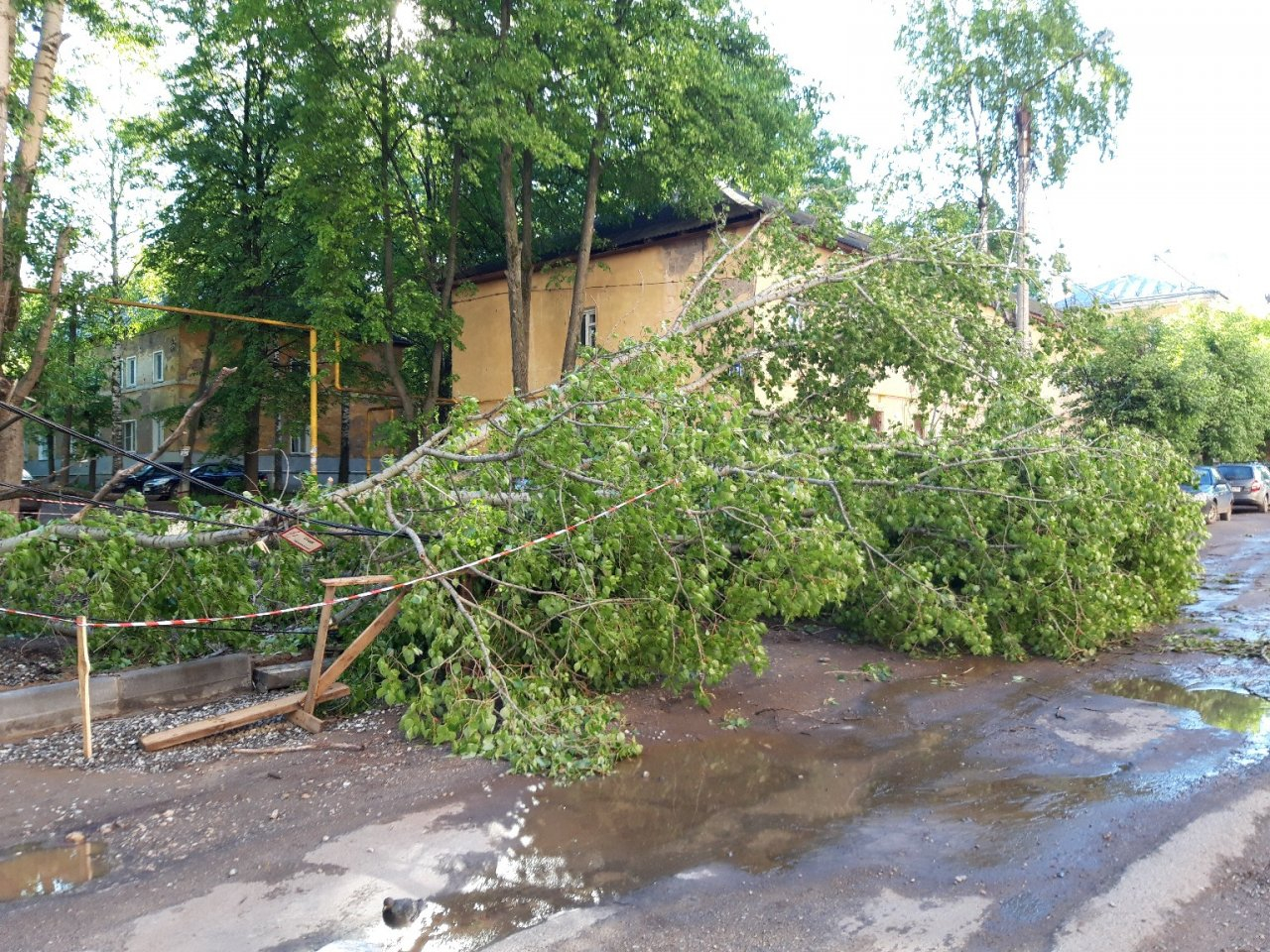Фоторепортаж из соцсетей: ураган и град в Кировской области