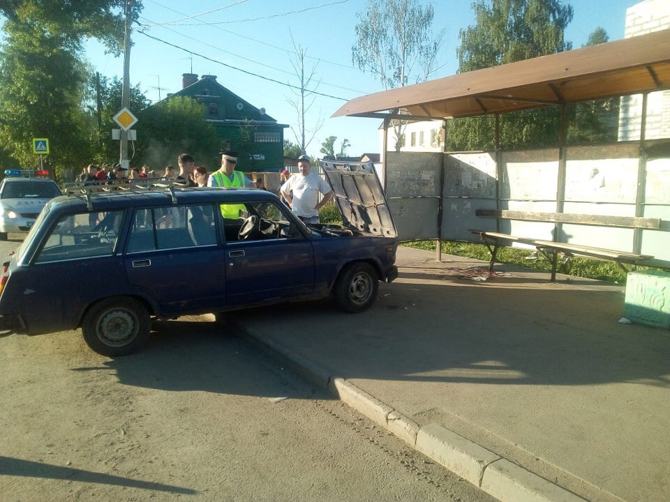 В Кирове водитель "Жигулей" влетел в остановку: есть пострадавшие