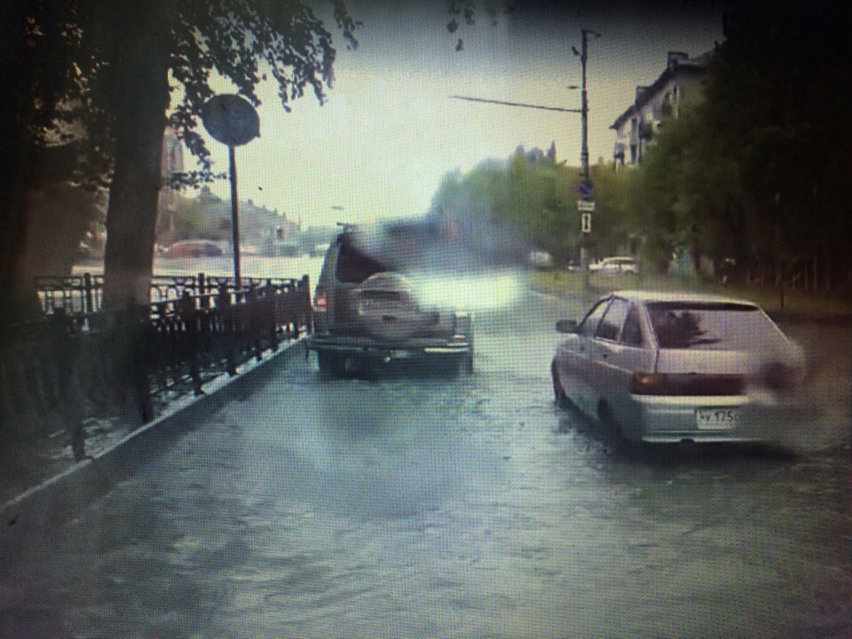 Видео: после ливня в Кирове машины глохли в огромных лужах на дорогах