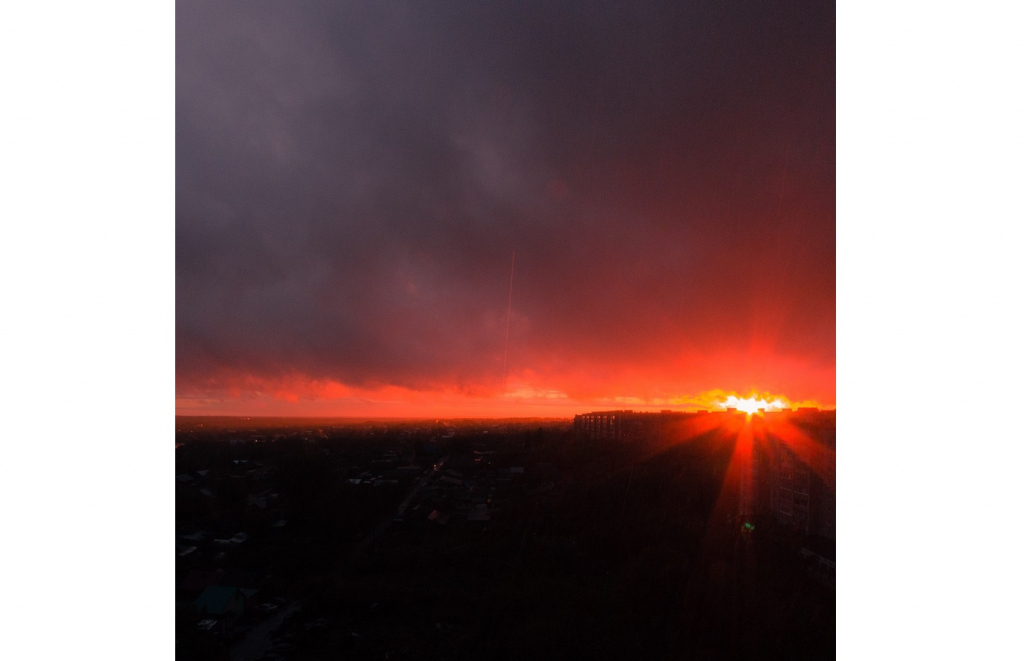 Фоторепортаж из соцсетей: красный закат в Кирове