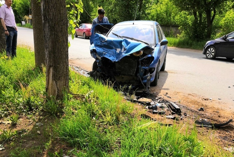 «Peugeot сдвинула двухтонную Mitsubishi на 30 метров»: малолитражка в Кирове влетела в припаркованную машину