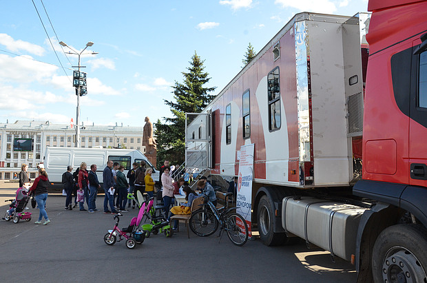 Доноры-добровольцы сдавали кровь на Театральной площади Кирова
