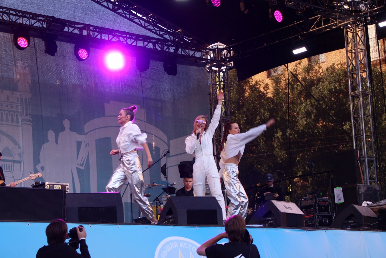 Фоторепортаж: МакSим, Burito и Юлианна Караулова поют в центре Октябрьского проспекта