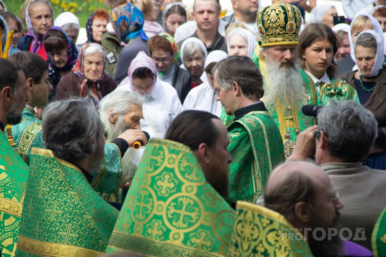 Фоторепортаж: сотни человек отправились в ход к филармонии с духовником патриарха Кирилла Илием