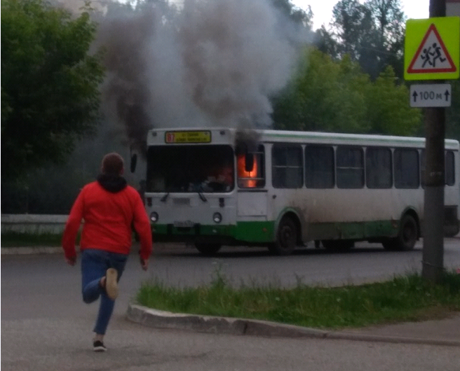 «Двери автобуса заблокировало, парень их просто выдрал»: в Кирове загорелся автобус