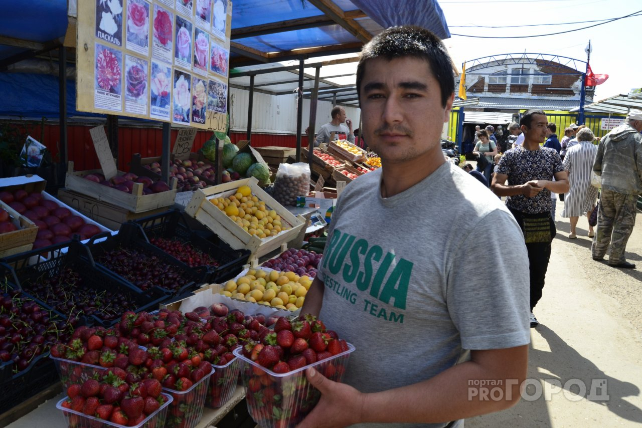 «Продаем около 20 килограммов клубники в день»: уличный продавец о начале ягодного сезона