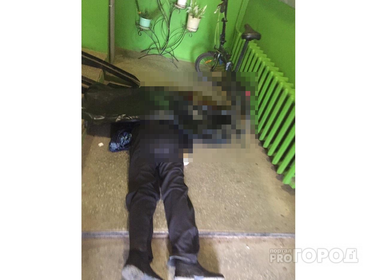 В подъезде дома на улице Упита нашли окровавленное тело мужчины