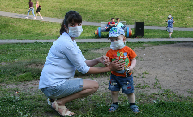 Мамы Кирова вышли на флешмоб в медицинских масках