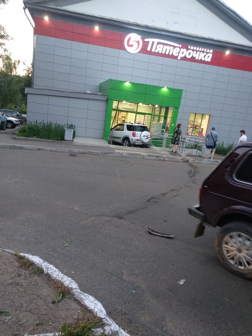 Внедорожник влетел в "Пятерочку" в Чепецке: появилась официальная информация