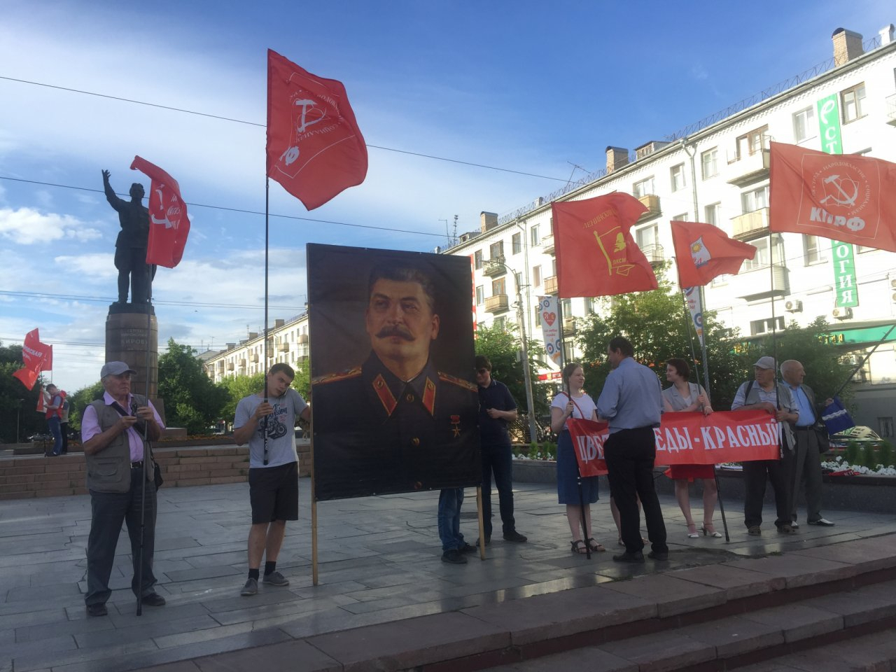 В центре Кирова в час пик устроили пикет с портретом Сталина