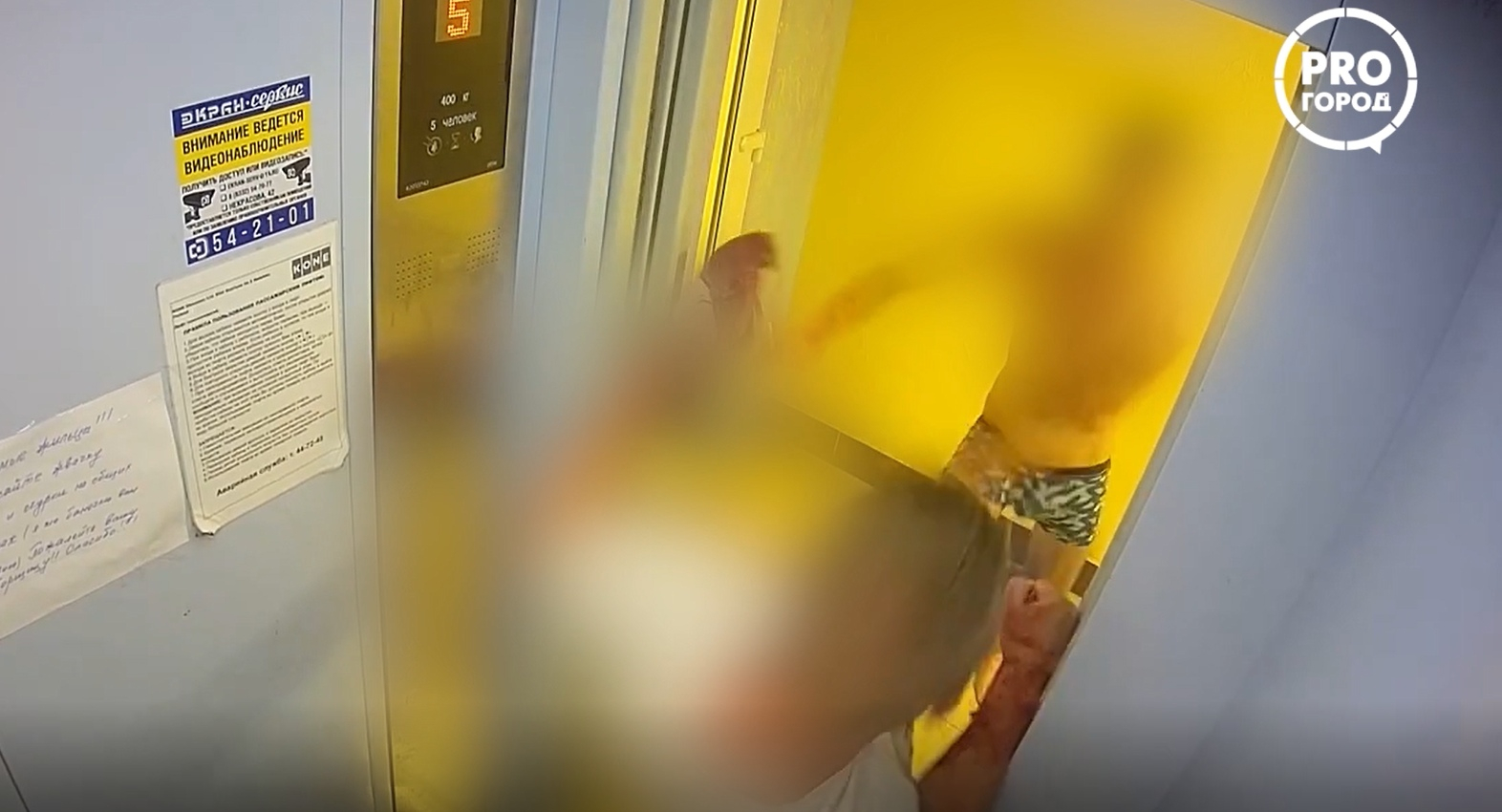 Видео: в Кирове двое окровавленных мужчин устроили драку в лифте