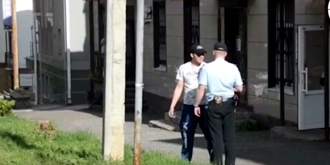 Появилось видео, как депутат из Слободского роняет муляж гранаты рядом с полицейским