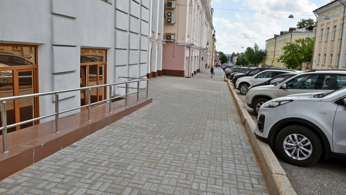 На Спасской обновили тротуар брусчаткой