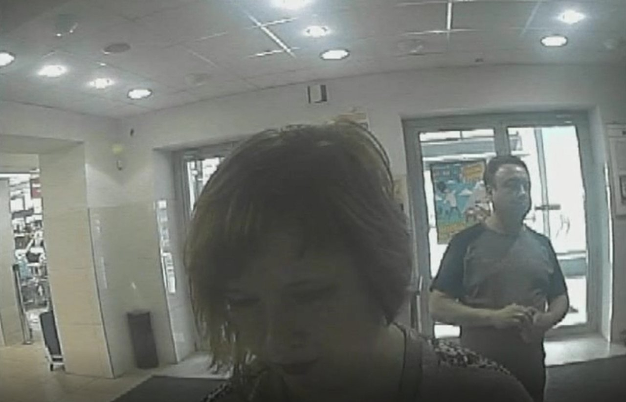 Появилось видео кражи денег из банкомата: полиция разыскивает подозреваемую