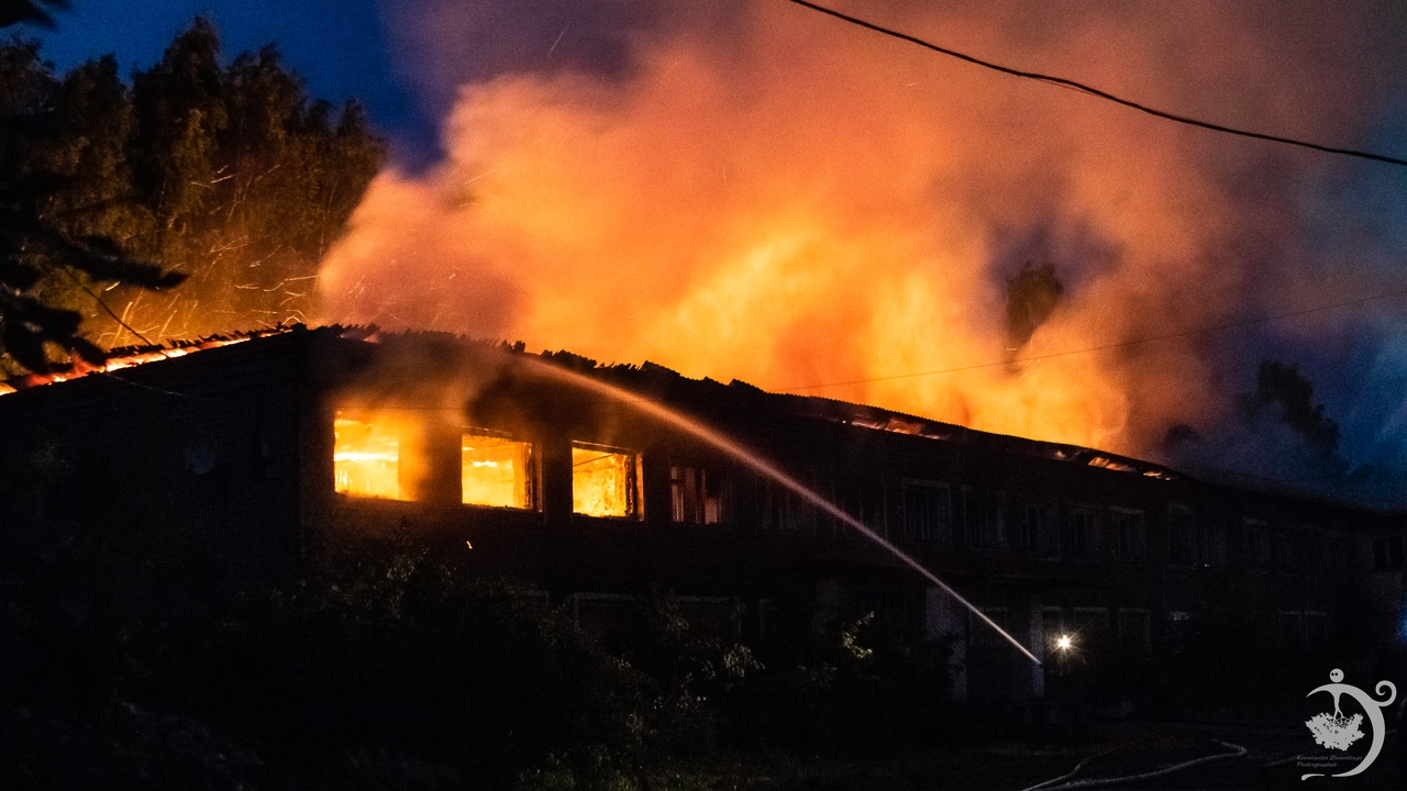 Фоторепортаж: в Котельниче сгорело здание бывшего училища