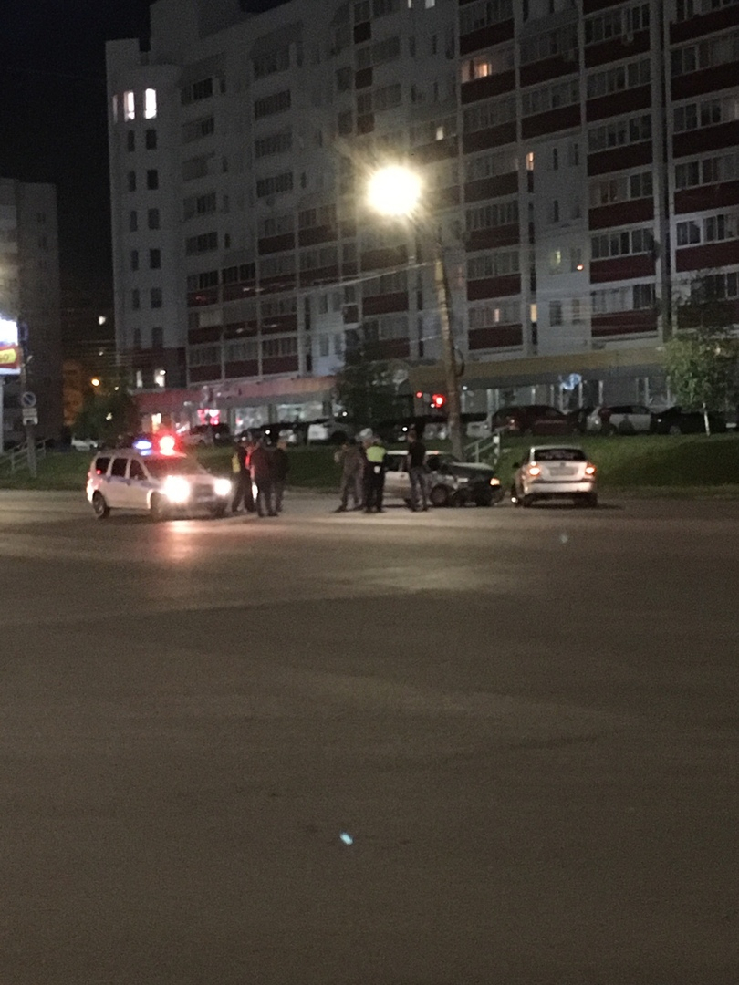 Видео: ночью на пустой дороге в Кирове произошло серьезное ДТП