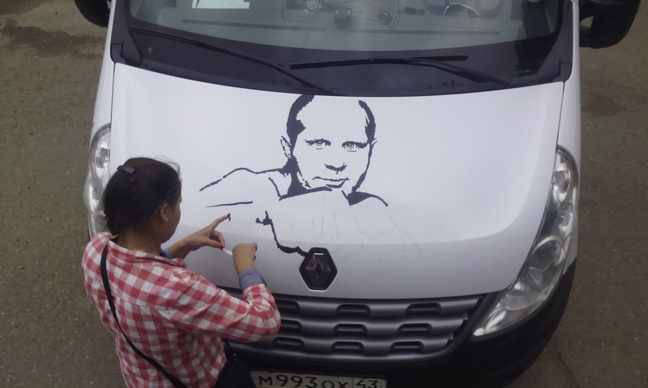 "Держатся годами": художница из Кирова делает на машинах портреты из изоленты