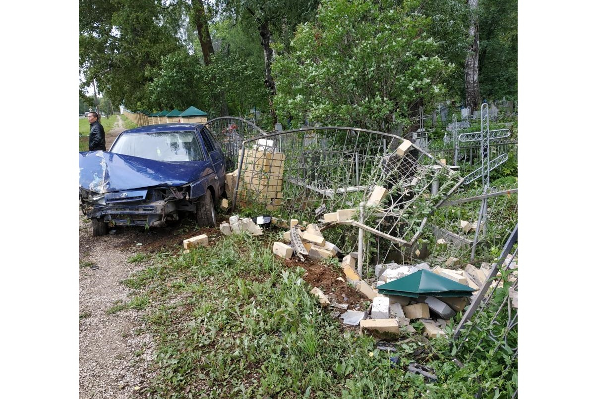 В Кировской области водитель ВАЗа протаранил ограду кладбища и убежал
