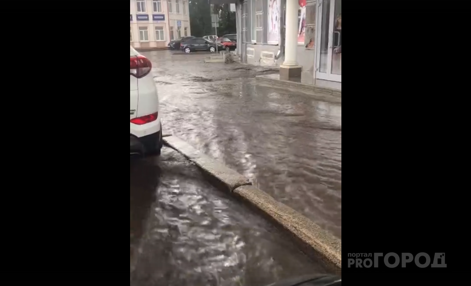 Видео дня: после ливня в Кирове на Ленина образовался настоящий потоп