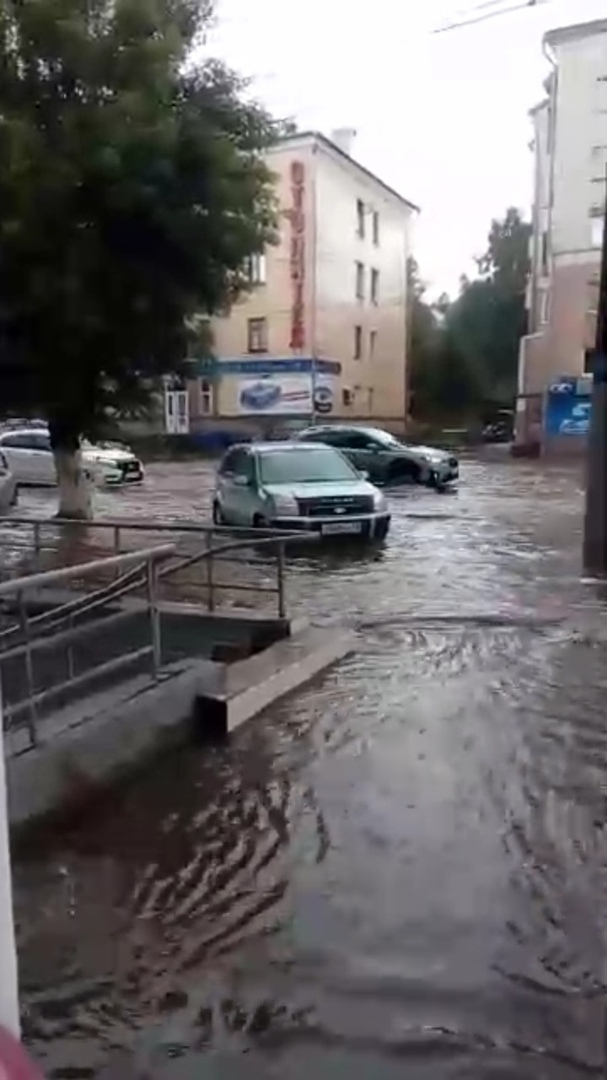 Кировчане продолжают делиться фото и видео потопа после ливня в соцсетях
